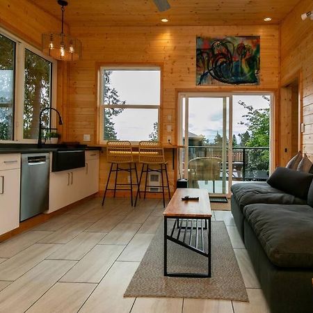 1-Bedroom Knotty Pine Cabin W Sauna & Jacuzzi Sooke Exterior foto