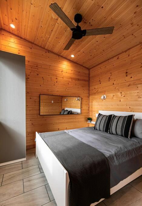 1-Bedroom Knotty Pine Cabin W Sauna & Jacuzzi Sooke Exterior foto