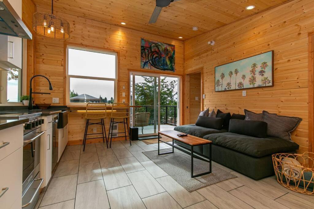 1-Bedroom Knotty Pine Cabin W Sauna & Jacuzzi Sooke Exterior foto