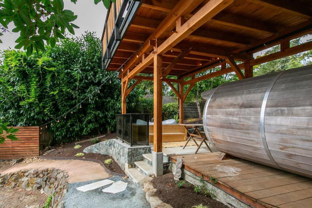 1-Bedroom Knotty Pine Cabin W Sauna & Jacuzzi Sooke Exterior foto