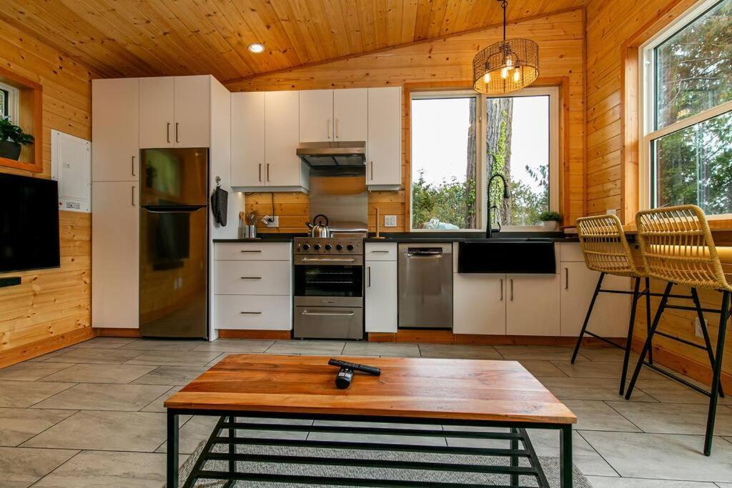 1-Bedroom Knotty Pine Cabin W Sauna & Jacuzzi Sooke Exterior foto