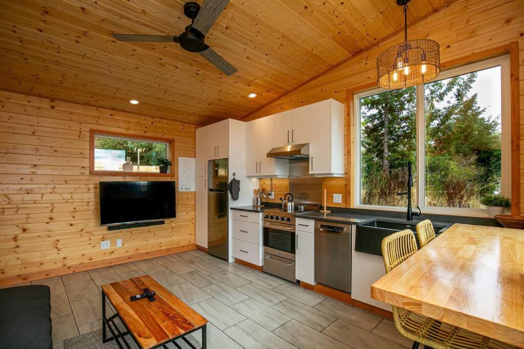 1-Bedroom Knotty Pine Cabin W Sauna & Jacuzzi Sooke Exterior foto
