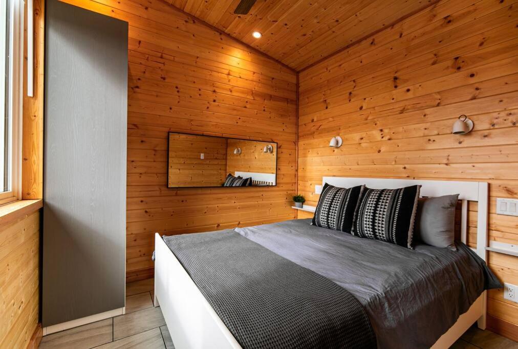 1-Bedroom Knotty Pine Cabin W Sauna & Jacuzzi Sooke Exterior foto
