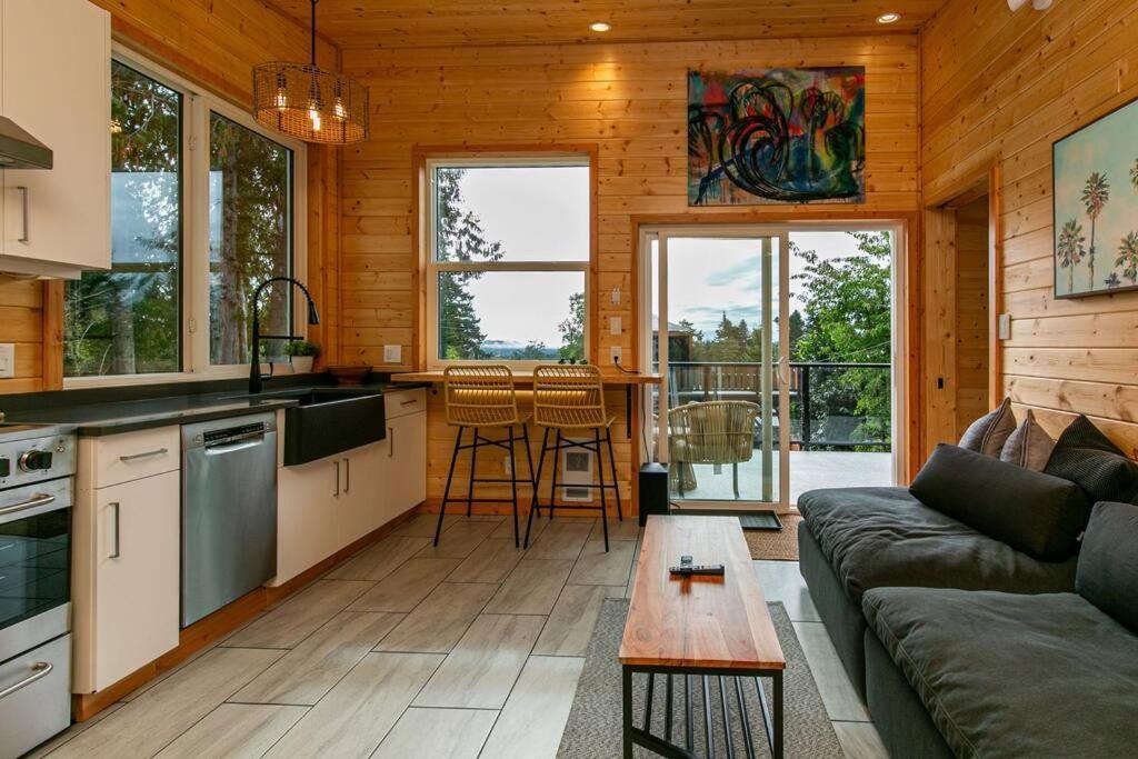 1-Bedroom Knotty Pine Cabin W Sauna & Jacuzzi Sooke Exterior foto