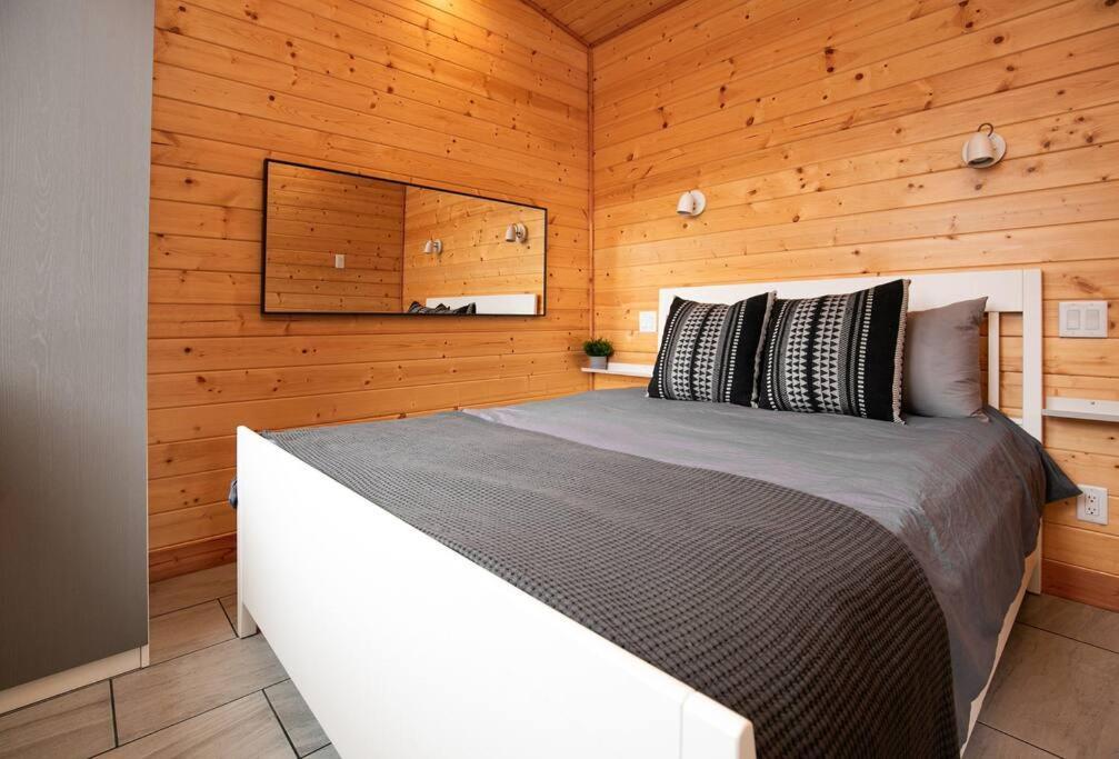 1-Bedroom Knotty Pine Cabin W Sauna & Jacuzzi Sooke Exterior foto