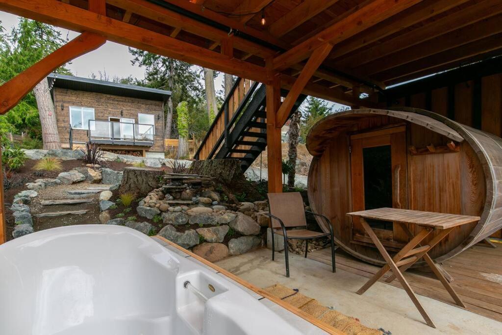 1-Bedroom Knotty Pine Cabin W Sauna & Jacuzzi Sooke Exterior foto