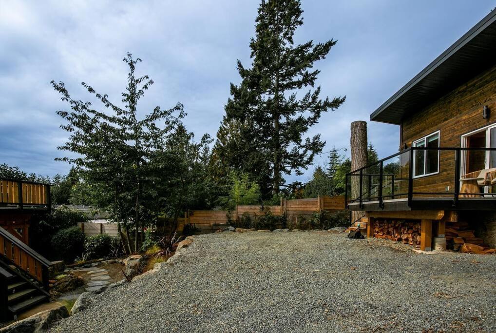 1-Bedroom Knotty Pine Cabin W Sauna & Jacuzzi Sooke Exterior foto