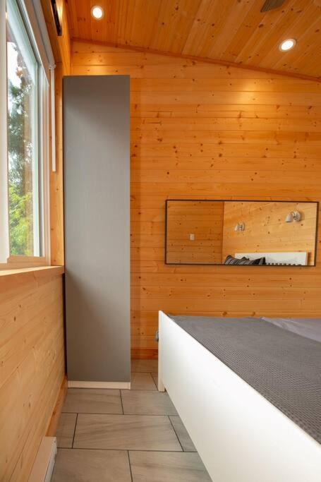 1-Bedroom Knotty Pine Cabin W Sauna & Jacuzzi Sooke Exterior foto